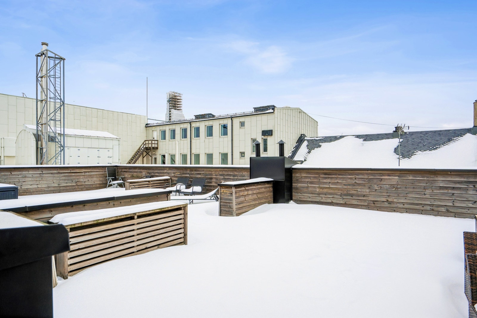 Leiligheten disponerer eget uteareal på takterrasse, noe som gir ekstra uteplass og gode solforhold Galleribilde