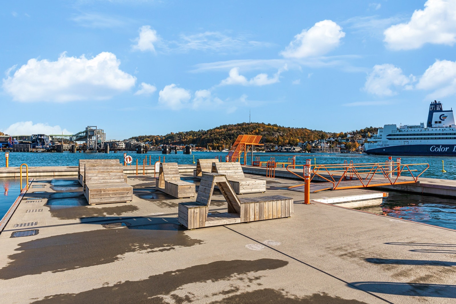 Strømbadet er Sandefjords bybad - et eget byrom med sjøsprøyt! Et flytende bryggeanlegg for opphold og sjøbad kun 3 minutter unna leiligheten Galleribilde