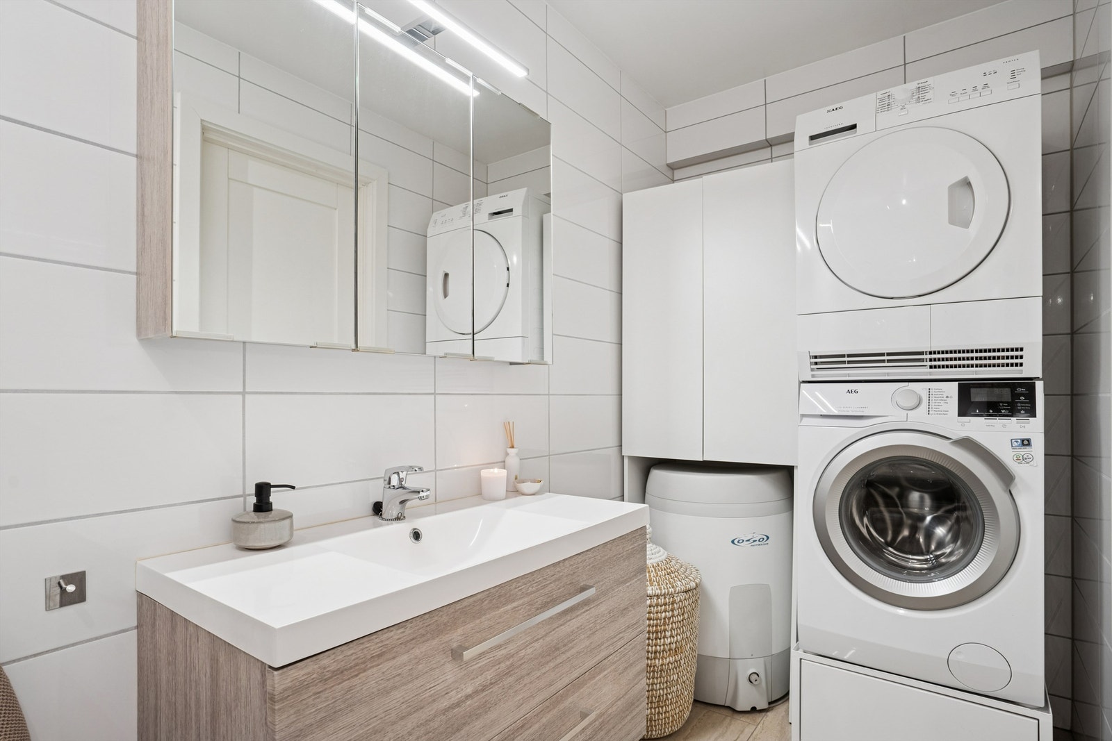 Praktisk innredet bad med plass til vaskemaskin & tørketrommel Galleribilde