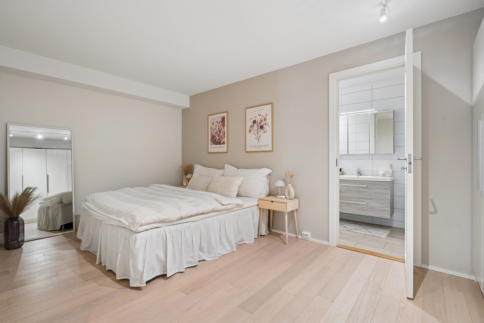 Romslig sovealkove som er pent og moderne innredet Galleribilde