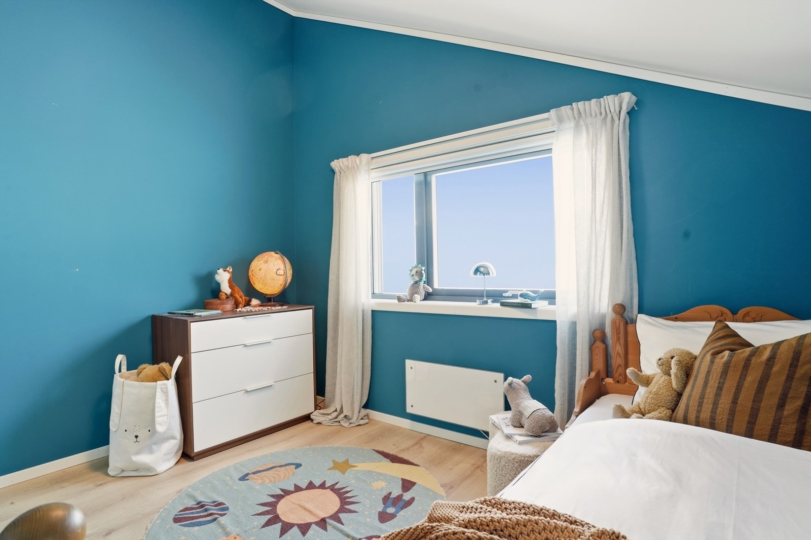 Her er det plass til seng, nattbord og skuffer til oppbevaring. Galleribilde