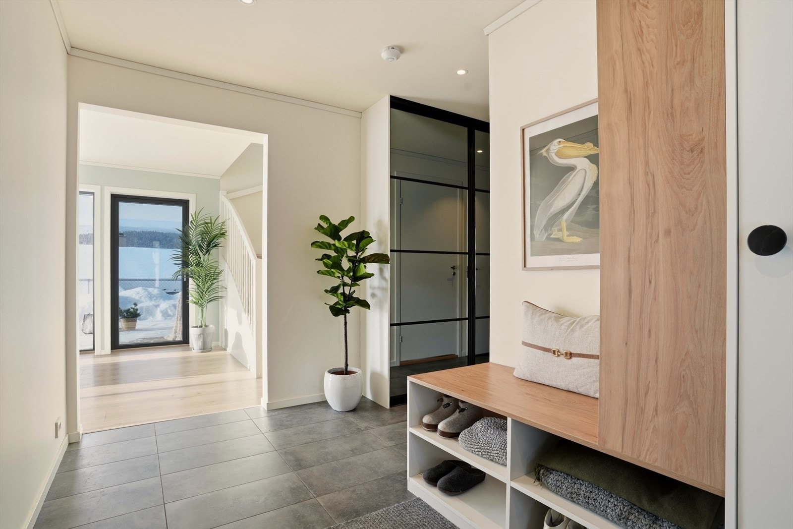 I gangen er det fliser på gulv, med downlights i taket, skap og hyller til å henge fra seg yttertøy. Galleribilde