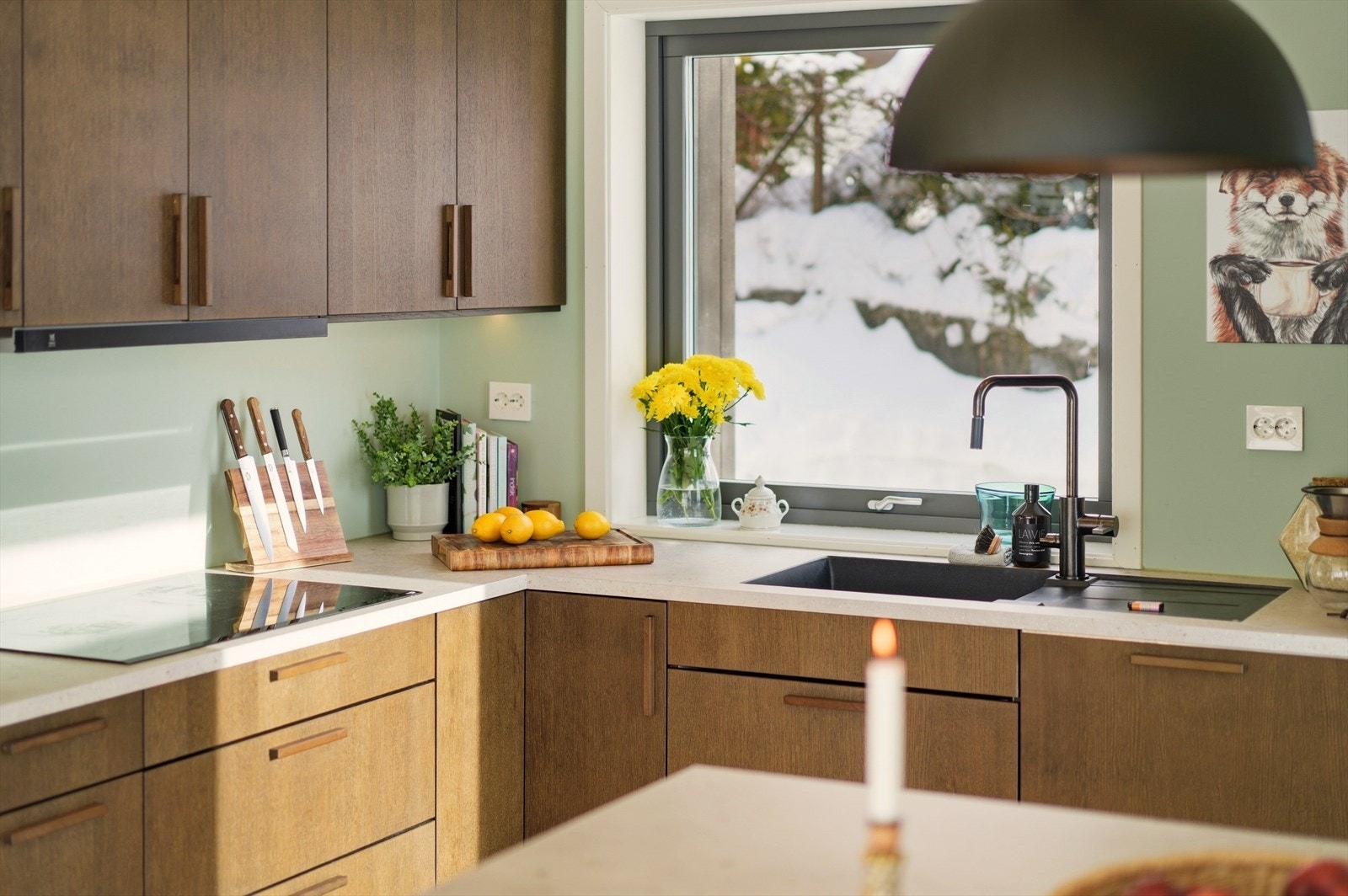 Kjøkkenet har innredning med glatte fronter, laminert benkeplate, vaskekum, nedfelt platetopp, ventilator, stekeovn, micro, oppvaskmaskin, kjøleskap og fryseskap. Galleribilde