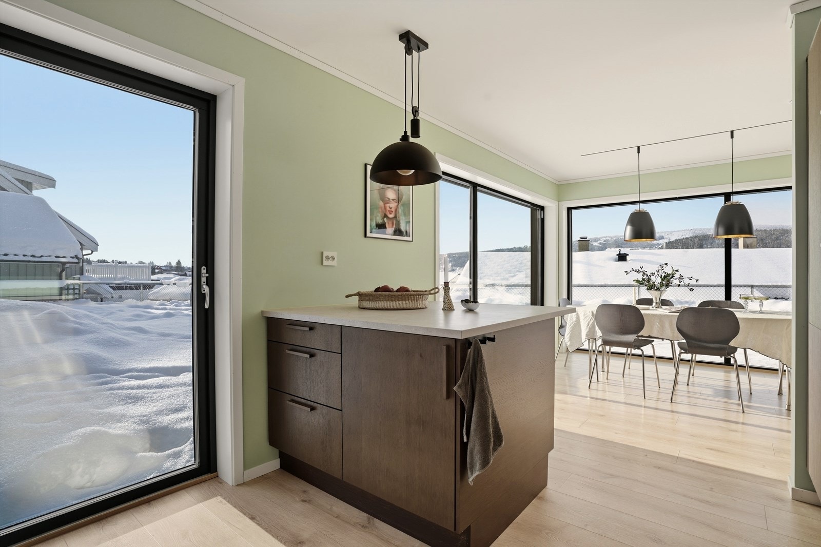 Kjøkkenet har en åpen løsning mot spisestue. Galleribilde