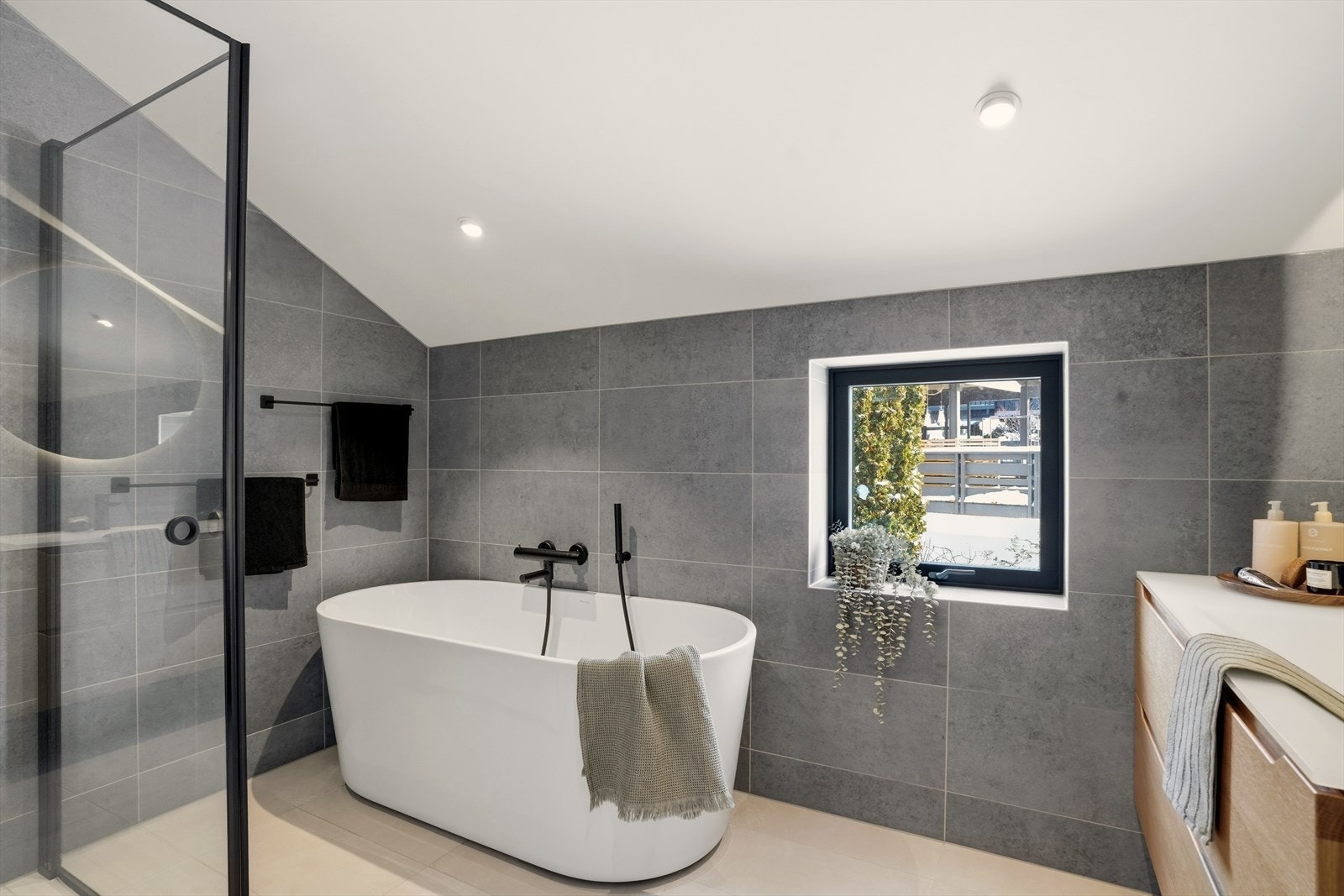 Her er det moderne badekar og dusjvegger/hjørne. Galleribilde