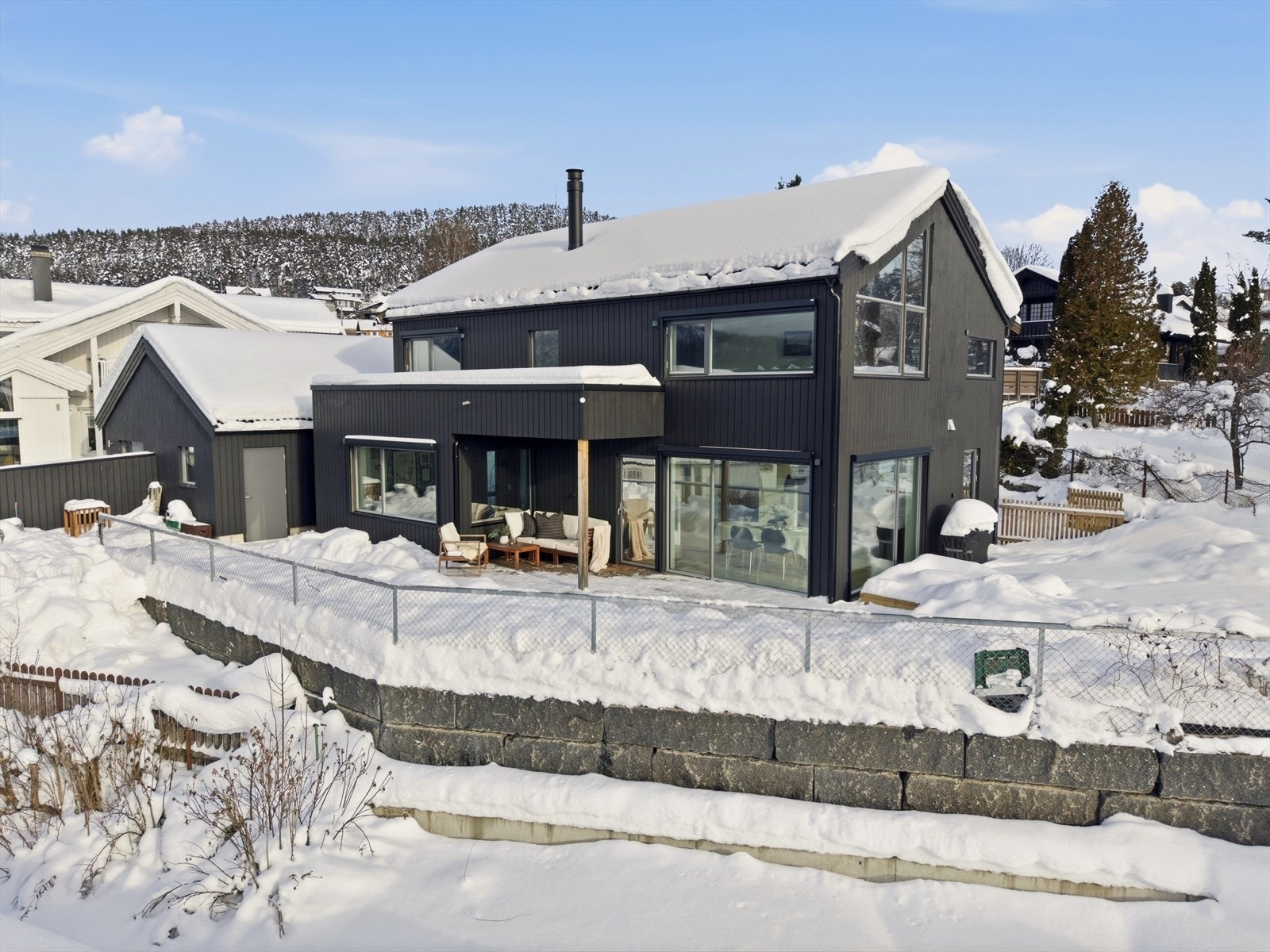 Velkommen til Eikerveien 56 ! Foto: Arild Brun Kjeldaas. Galleribilde