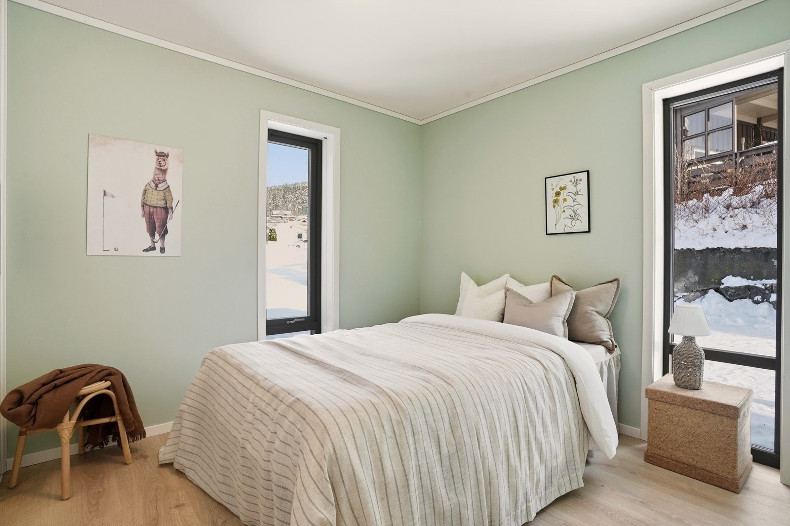 Soverom i 1.etasje har plass til seng og inneholder stor skyvedørsgarderobe. Galleribilde