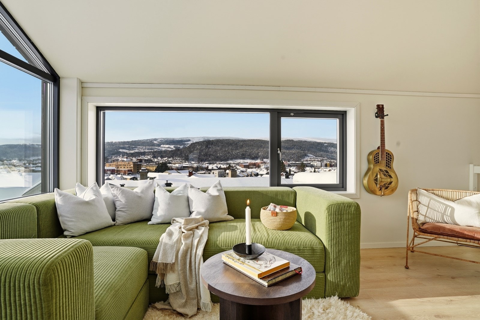 Koselig loftstue med store vinduer og flott utsikt. Galleribilde