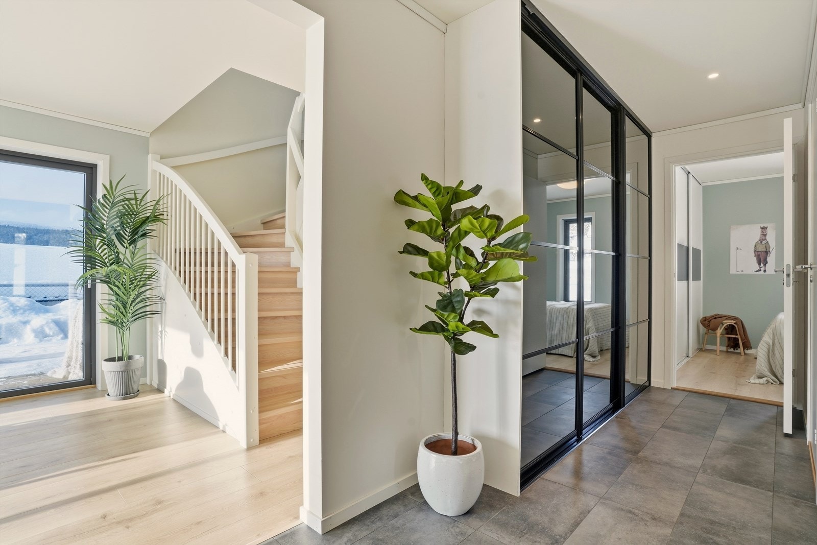 Videre innover er det trapp opp til 2. etasje og inngang til soverom. Det er stor speildørsgarderobe til oppbevaring av klær. Galleribilde