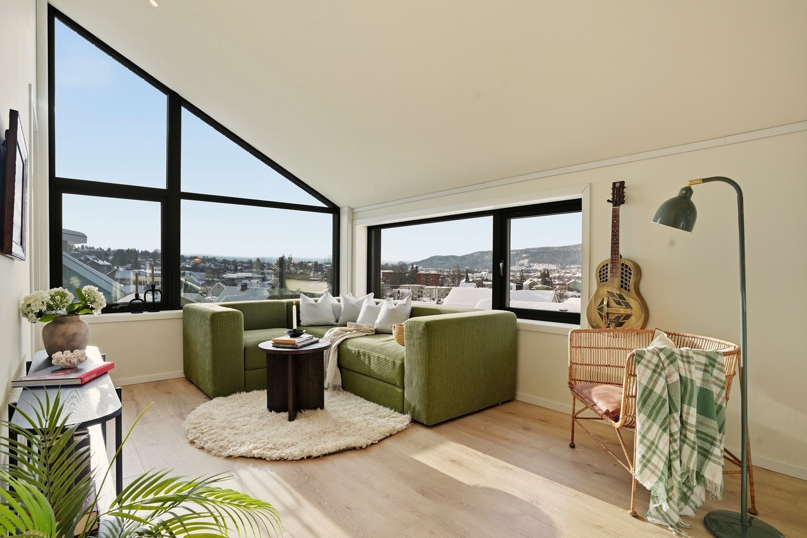 Den ekstra takhøyden gir rommet en god atmosfære. Galleribilde