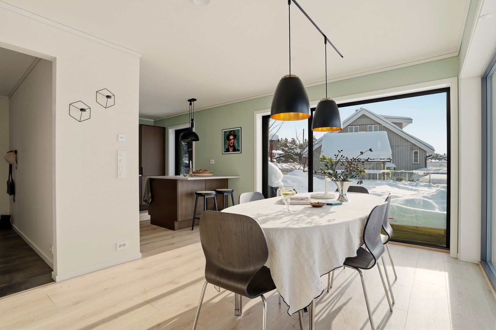 Utenfor kjøkkenet er det god plass til spisebord. Galleribilde