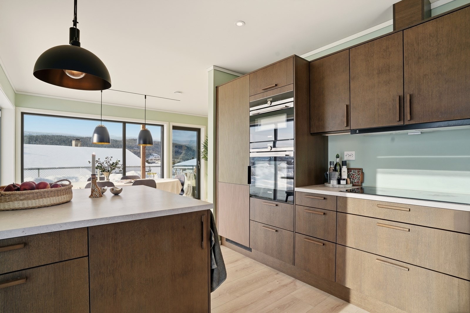 Det er godt med skap over og under benken. Det er en praktisk kjøkkenøy mot spisestuen, med skuffer og skap til oppbevaring. Galleribilde