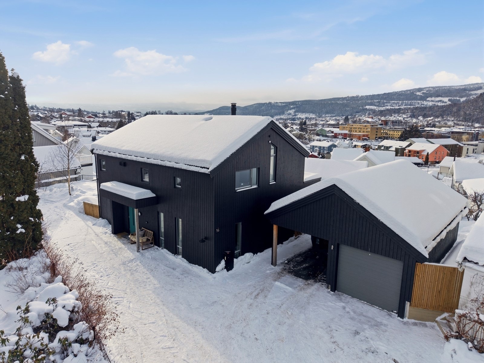 Det er parkering i carport, som er bygd sammen med garasjedel som tilhører nabo. Galleribilde