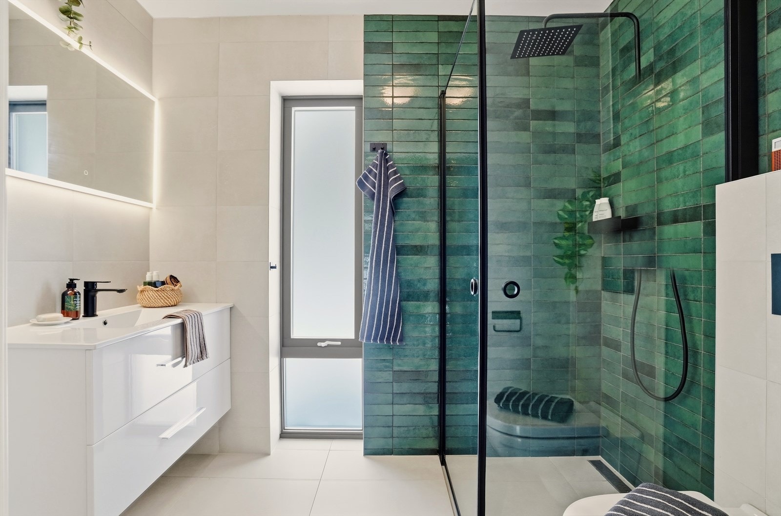 Det er servant med skuffer under og speil med lys rund. Galleribilde