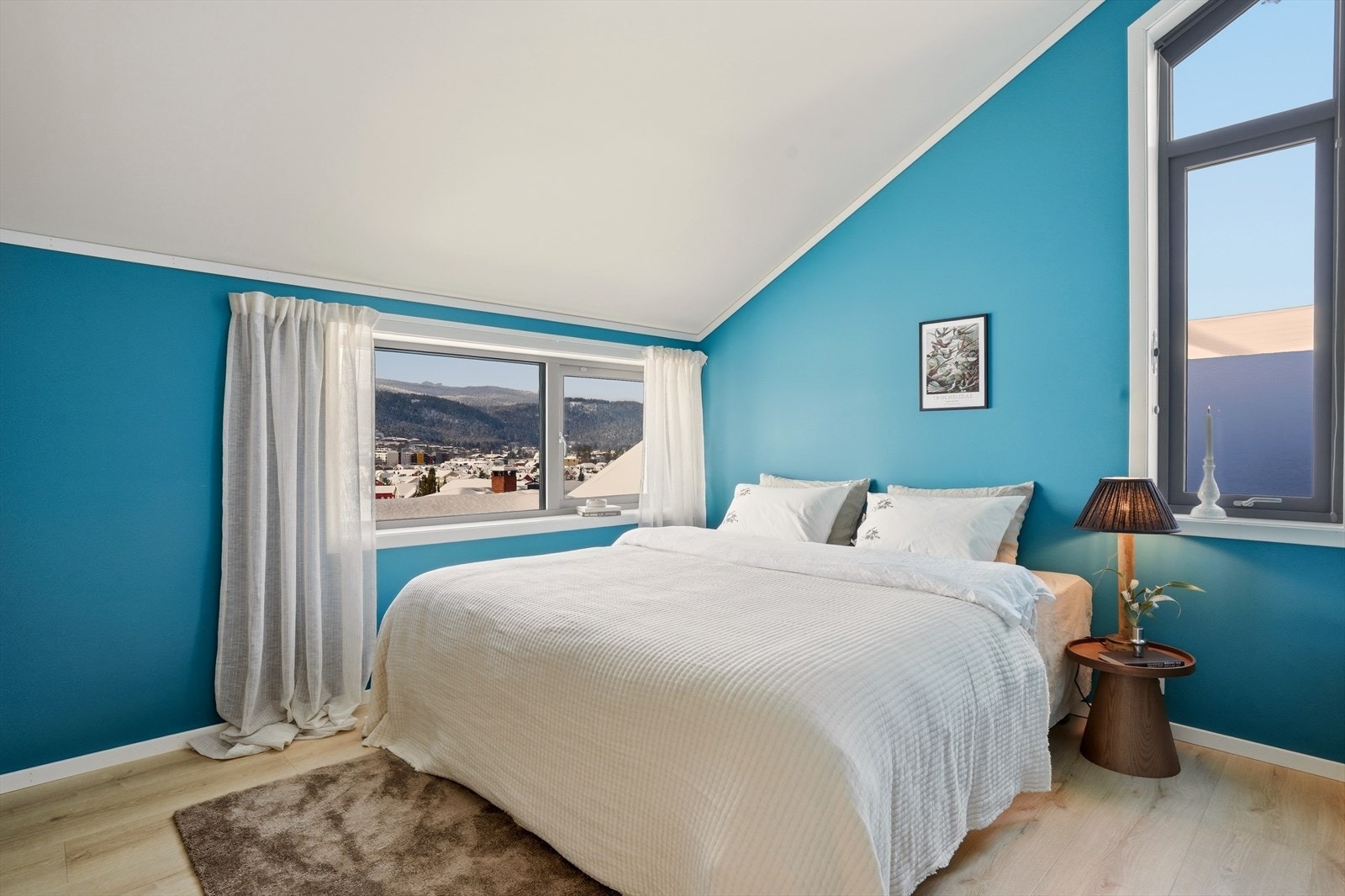 Hovedsoverom har god plass til seng og inneholder stor garderobe. Galleribilde