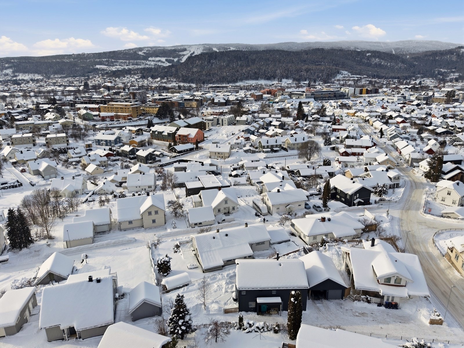 Eiendommen ligger sentralt og flott til i et etablert og attraktivt boligområde. Kort vei til bl.a. skole og barnehage, nærhet til skog og friareal og gangavstand til bysentrum med alle sine servicetilbud. Galleribilde