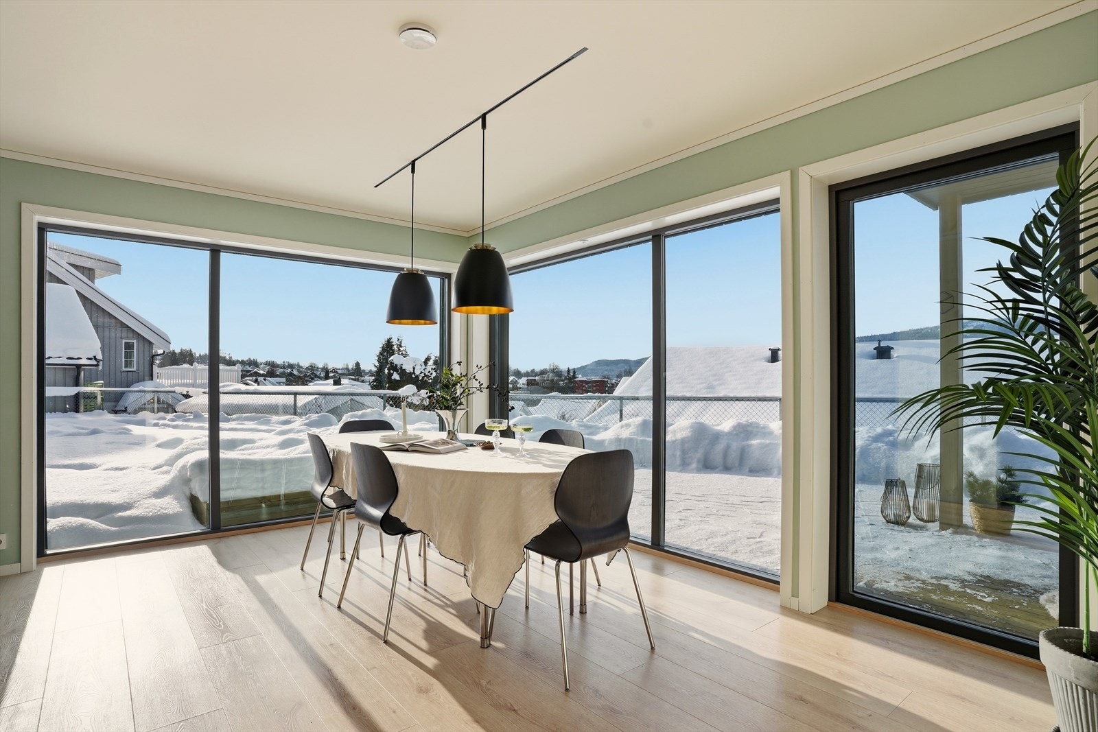 Fra spisestuen er det utgang til en delvis overbygget terrasse. Galleribilde