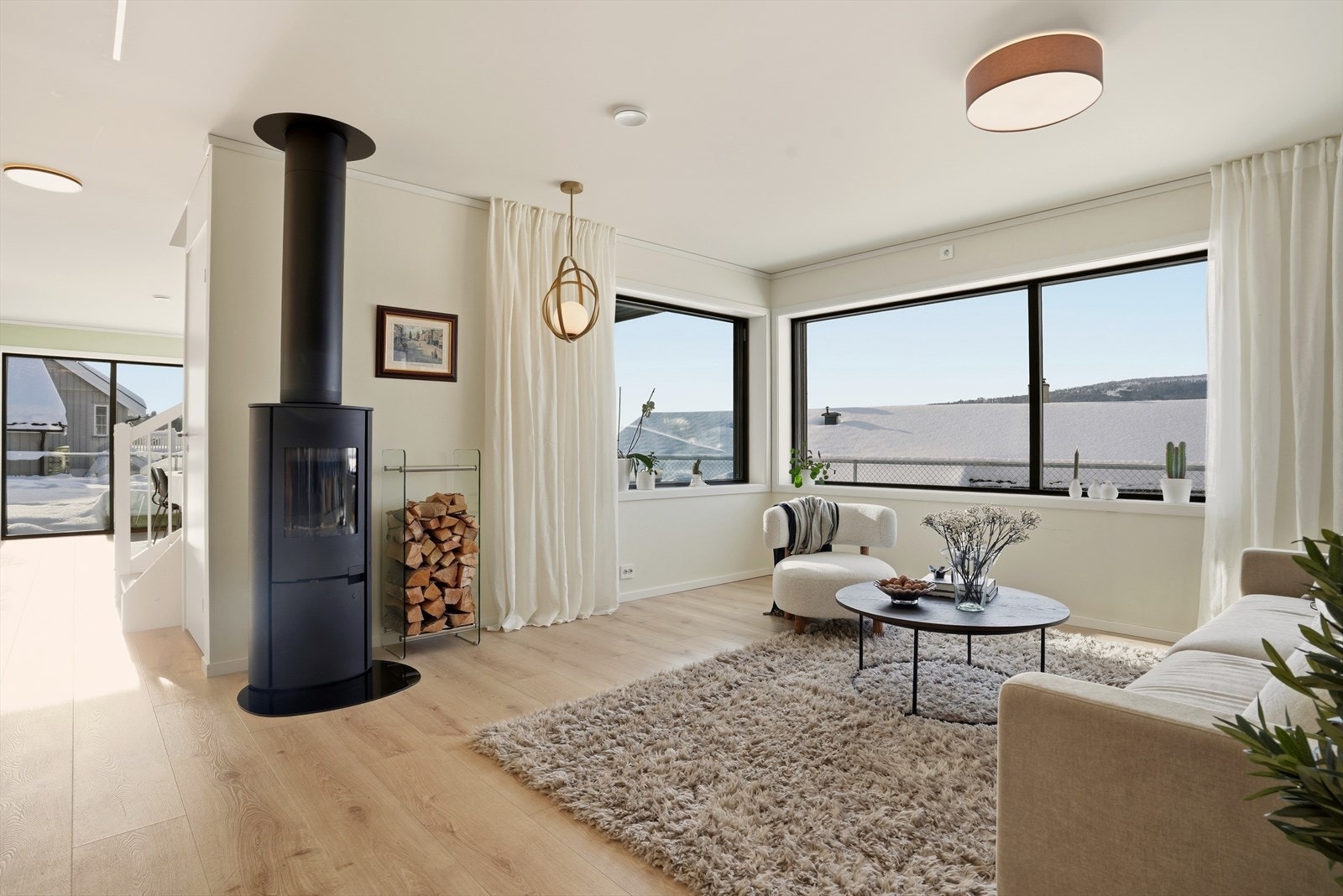 Boligen bærer preg av moderne løsninger og har en gjennomgående god standard. Galleribilde