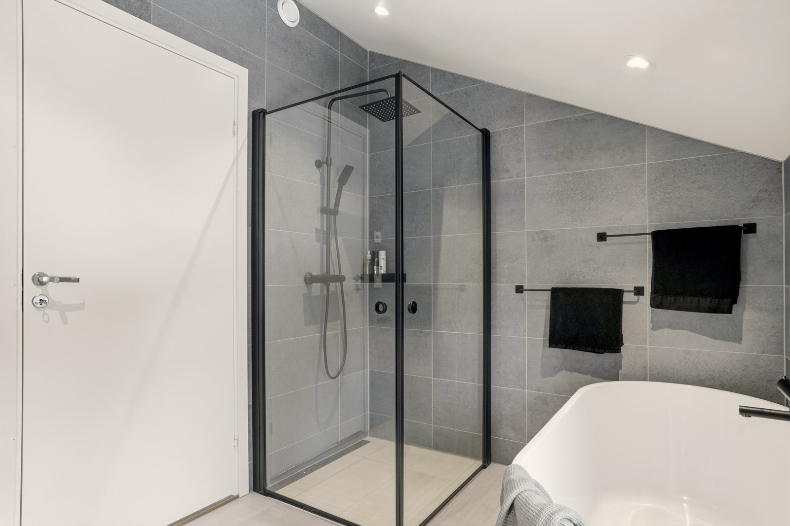 Gulvet er flislagt og har gulvvarme. Galleribilde