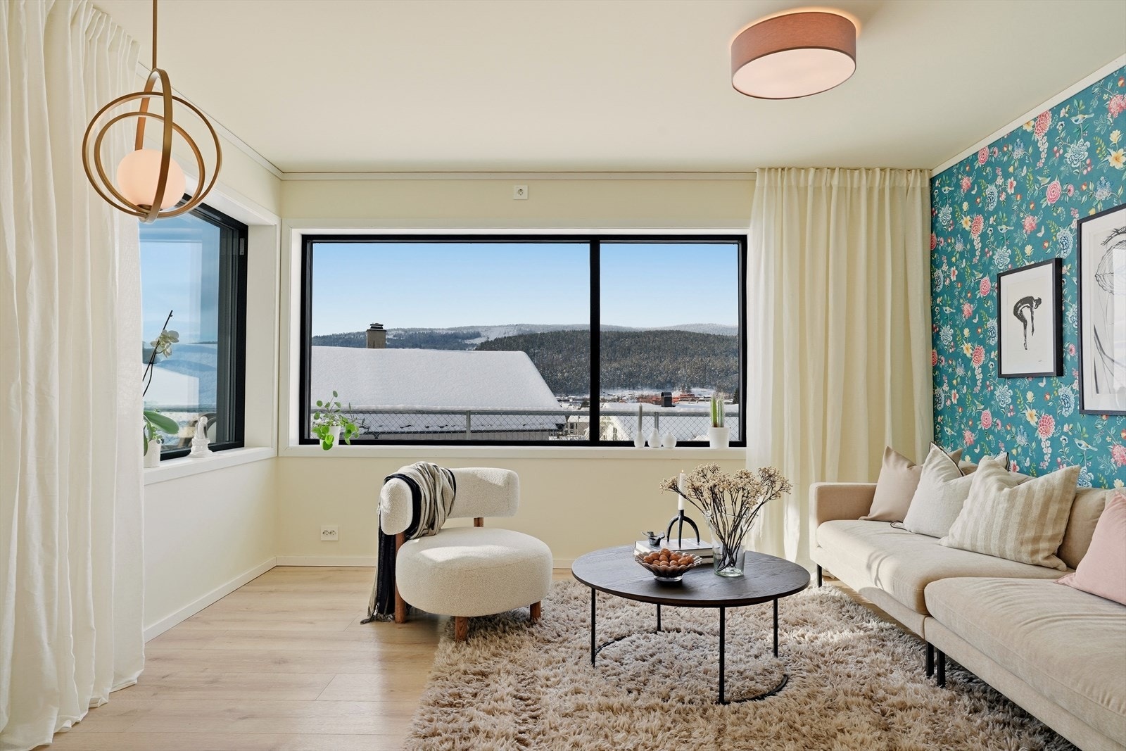 I stuen er det flere soner til møblering. Galleribilde