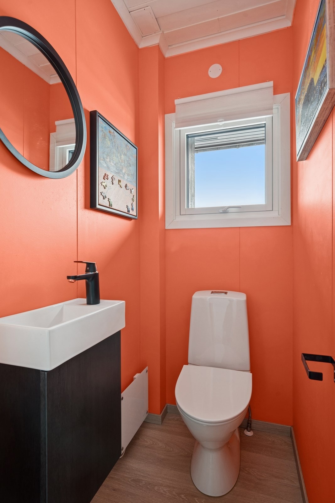 Meget praktisk, stilrent og fargeglad toalett med moderne innredning og godt naturlig lys Galleribilde