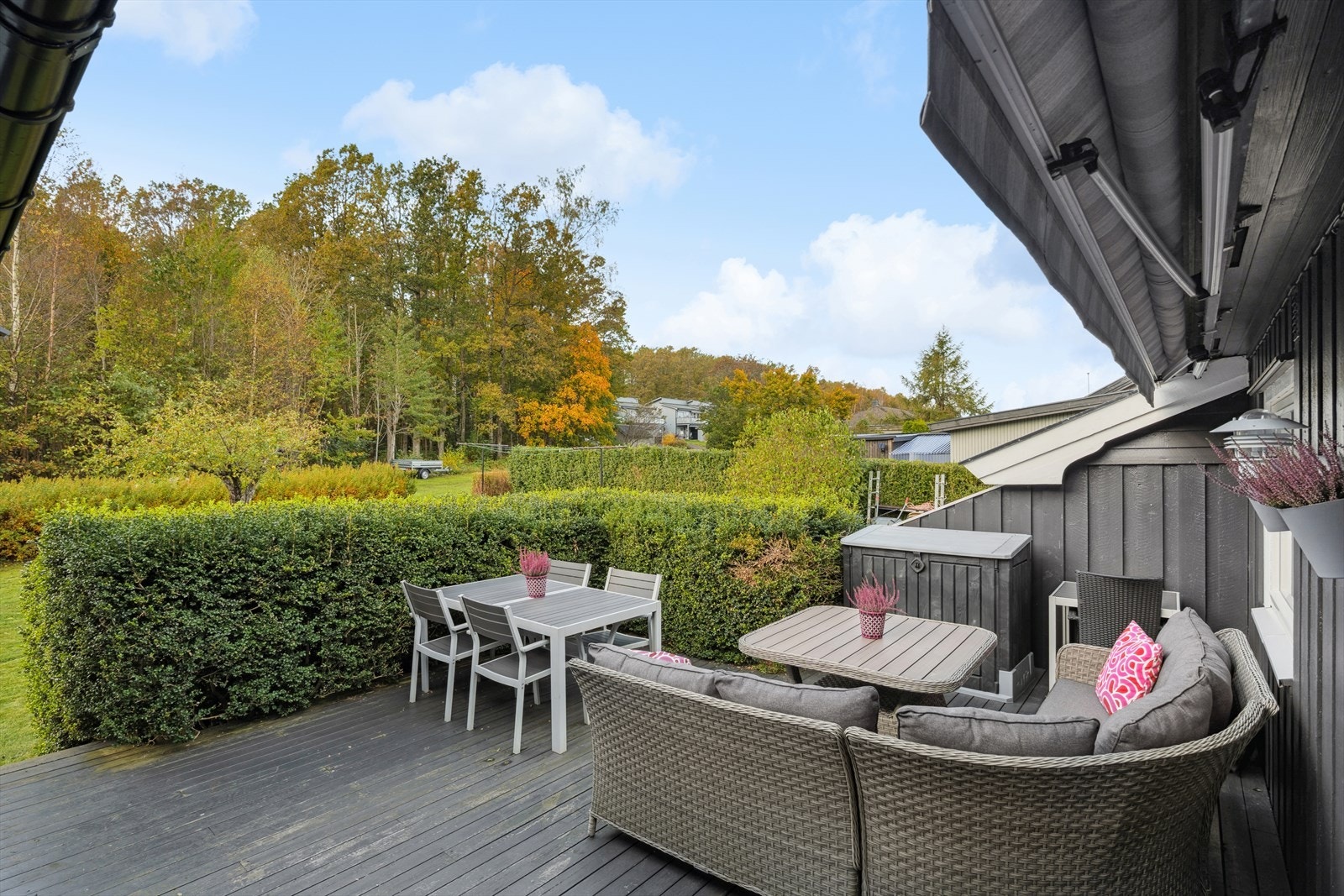 Solrik og skjermet terrasse med plass til både loungemøbler og spisegruppe. Perfekt for lange sommerdager i naturskjønne omgivelser Galleribilde