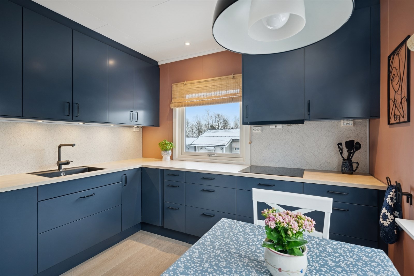 Moderne og stilrent EPOQ kjøkken fra 2023 med god arbeidsplass og hyggelig spiseplass ved vinduet Galleribilde