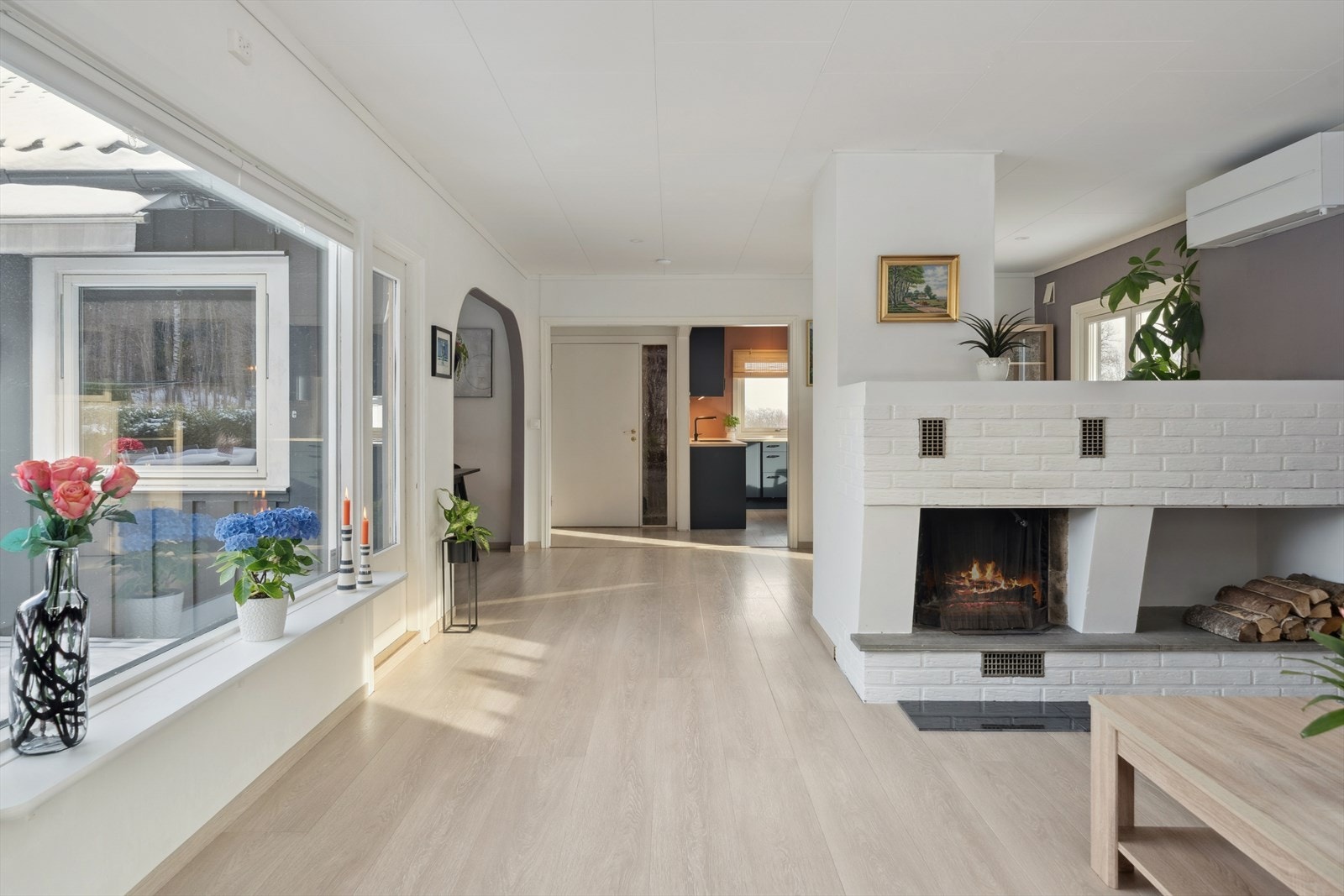 Boligen er lys og gjennomgående med god flyt og praktisk planløsning. Store vindusflater og en innbydende peis som skaper en hyggelig atmosfære Galleribilde