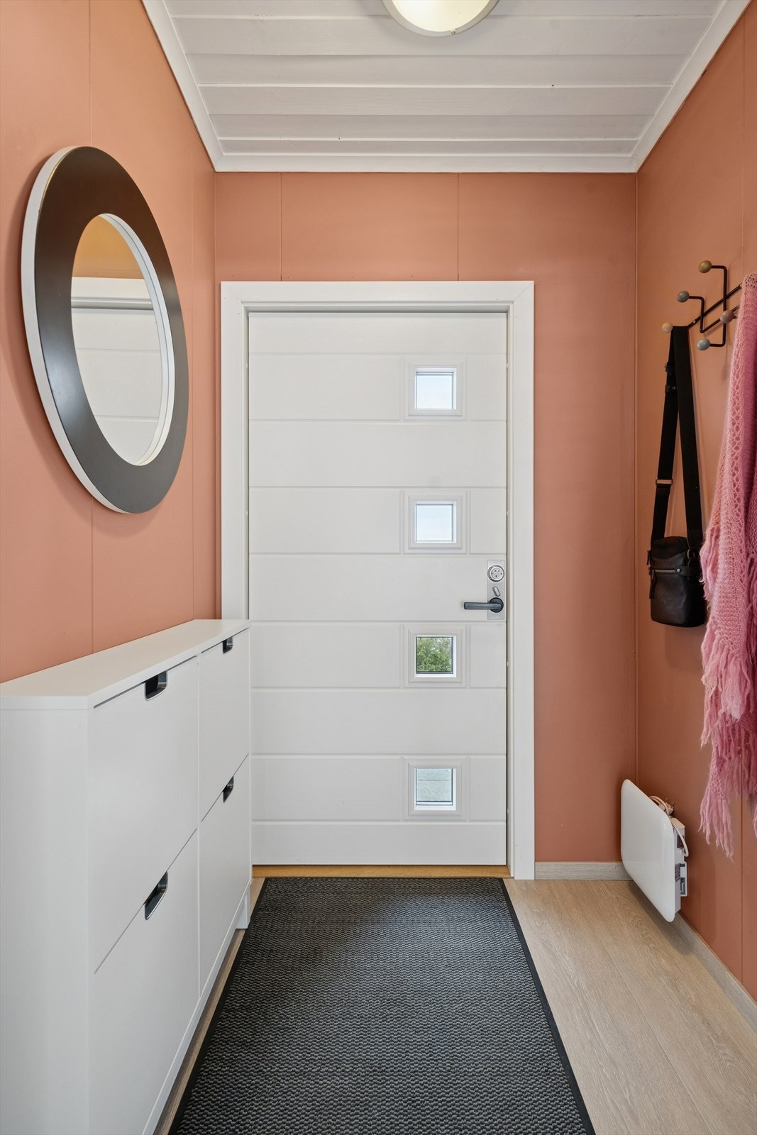 Velkommen inn i en lys og innbydende entré med praktisk oppbevaring og gjennomførte detaljer Galleribilde