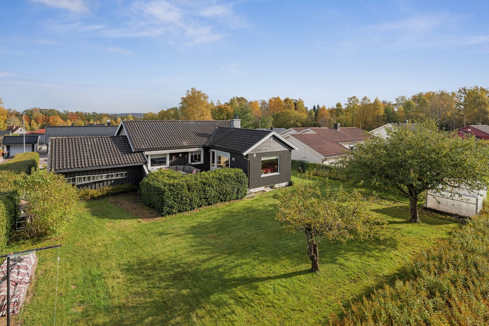 Stor og solrik tomt med flott hage og god plass rundt boligen, omgitt av rolige og grønne omgivelser Galleribilde