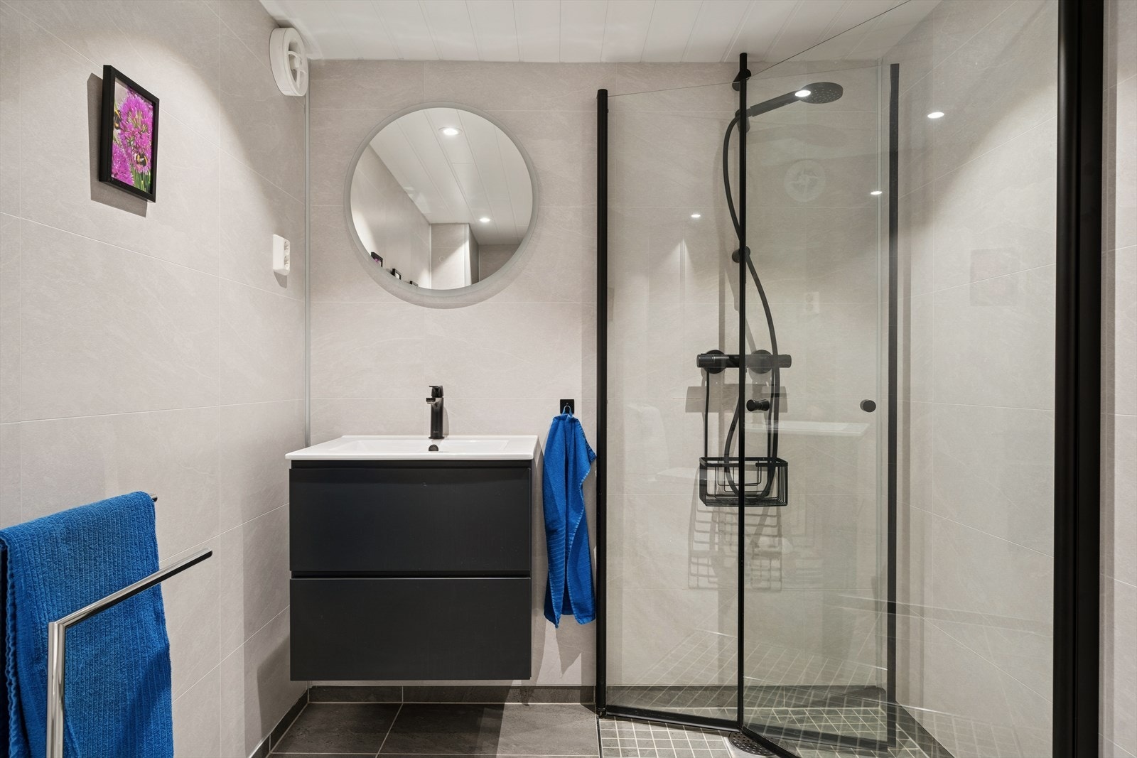 Moderne bad med stilren servantløsning og eksklusiv dusj med svarte detaljer Galleribilde