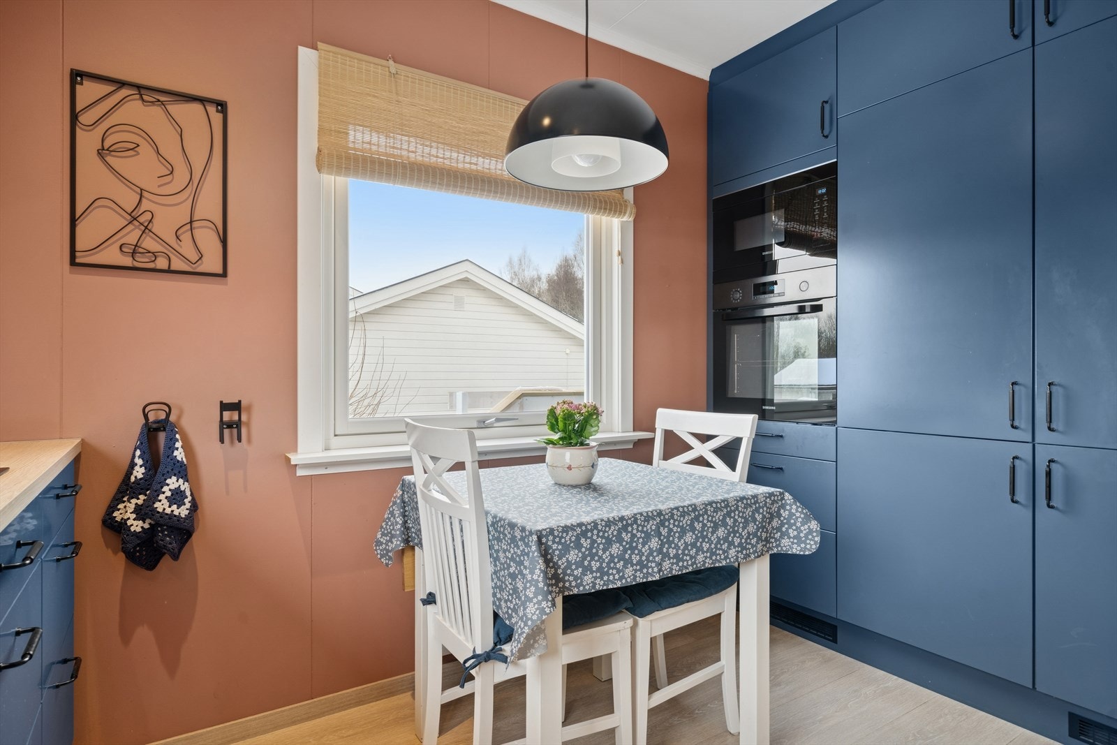 Koselig spiseplass med flott lysinnslipp - perfekt for morgenkaffen. Godt utnyttet kjøkken med integrerte hvitevarer Galleribilde