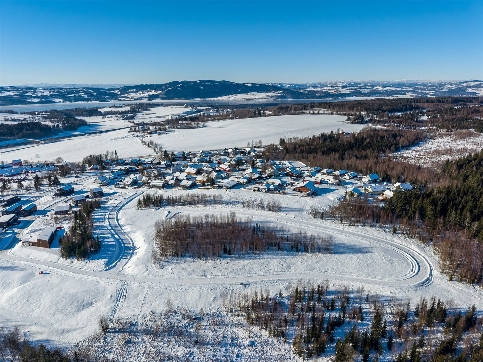 Fra tomtene er det gangavstand til busstopp og Furnes barnehage. Galleribilde
