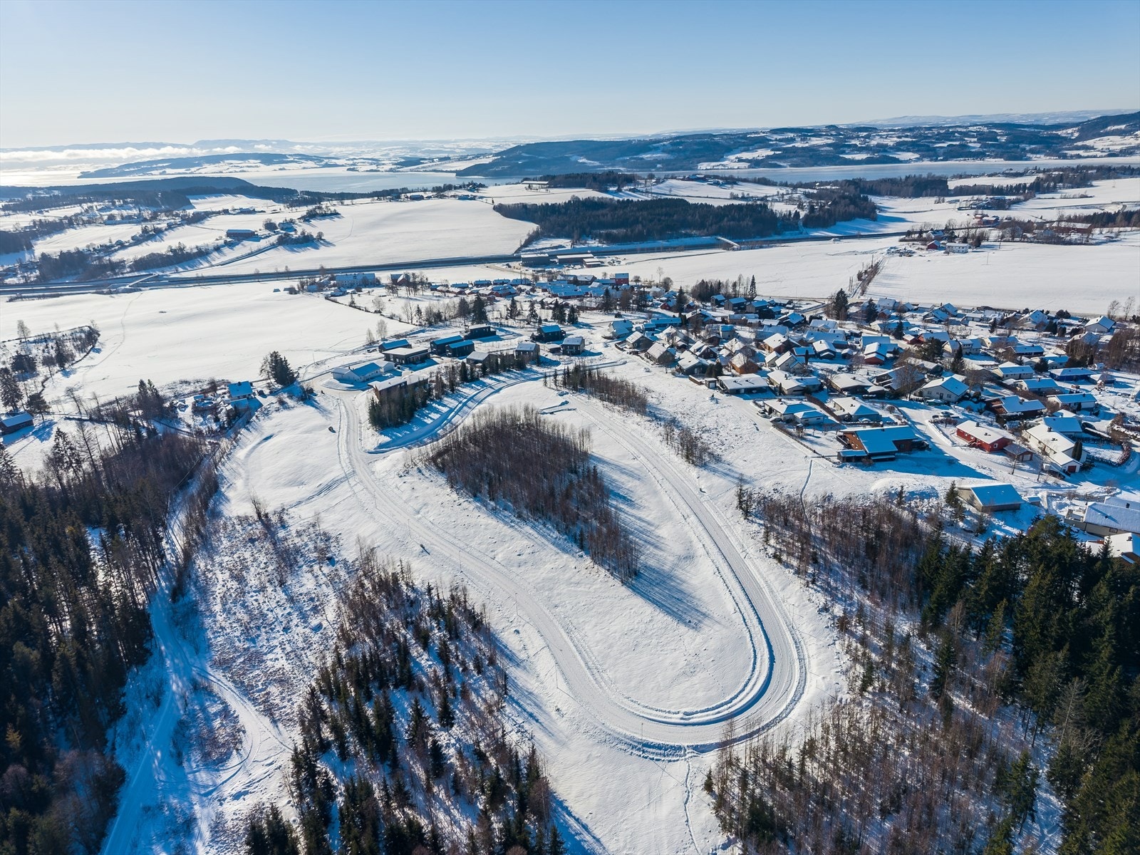 Fritt valg av husleverandør - tomtene leveres med vei, vann og avløp til tomtegrensen. Galleribilde