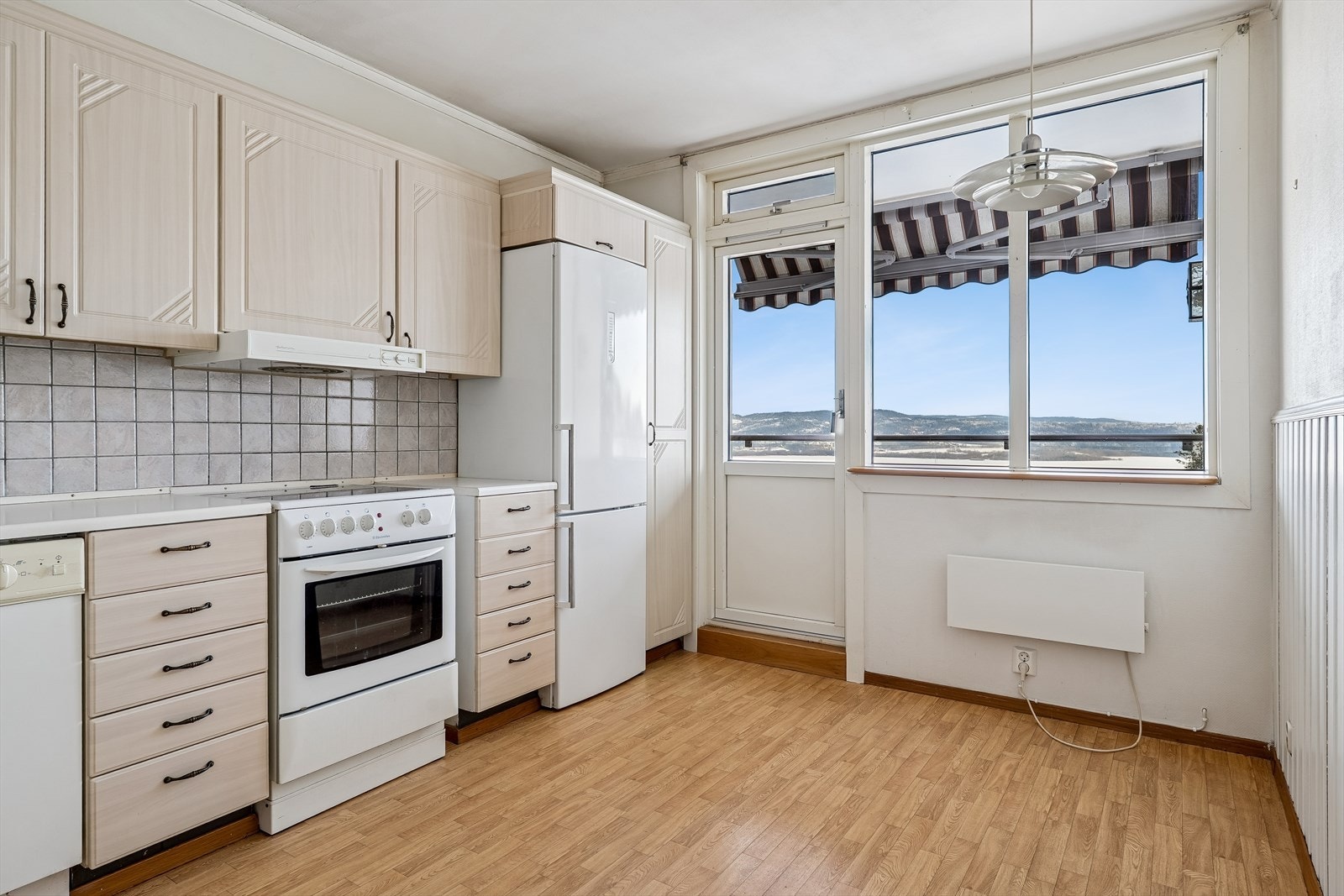 Kjøkken med utgang til balkong Galleribilde