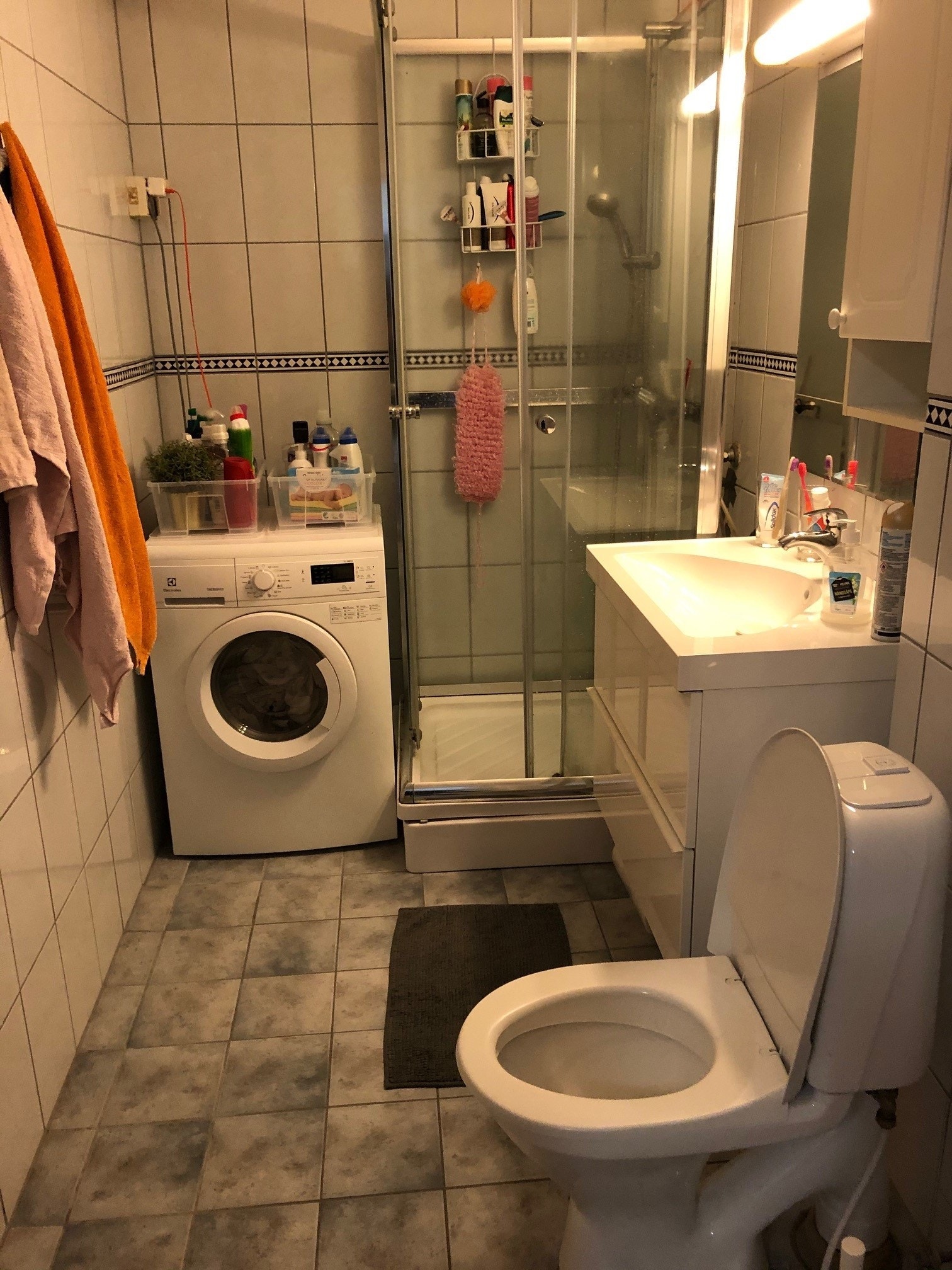 Eget bad med vaskemaskin Galleribilde