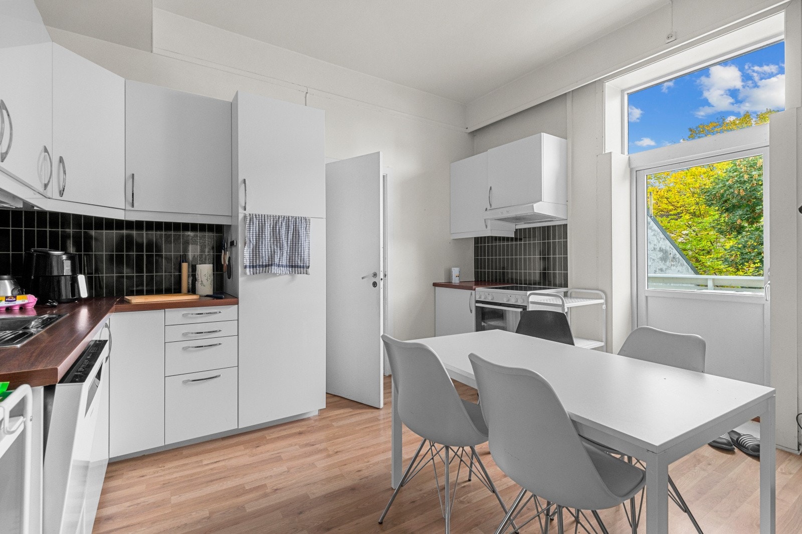 Stort og trivelig kjøkken med utgang til egen balkong Galleribilde