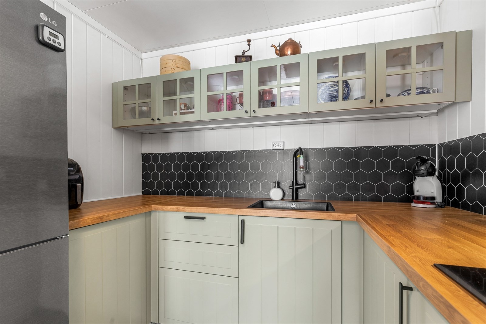 Kjøkkenet har klassisk preg med profilerte fronter, laminat benkeplate og nedfelt oppvaskkum med ettgreps kran tilknyttet. Galleribilde