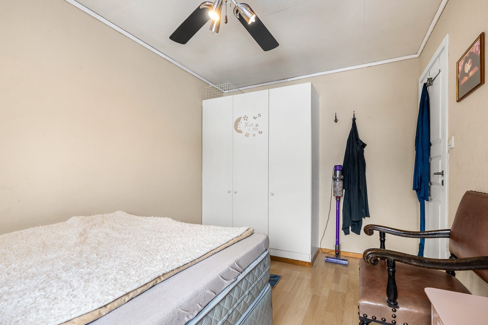 Ett av rommene har garderobeskap montert. Galleribilde