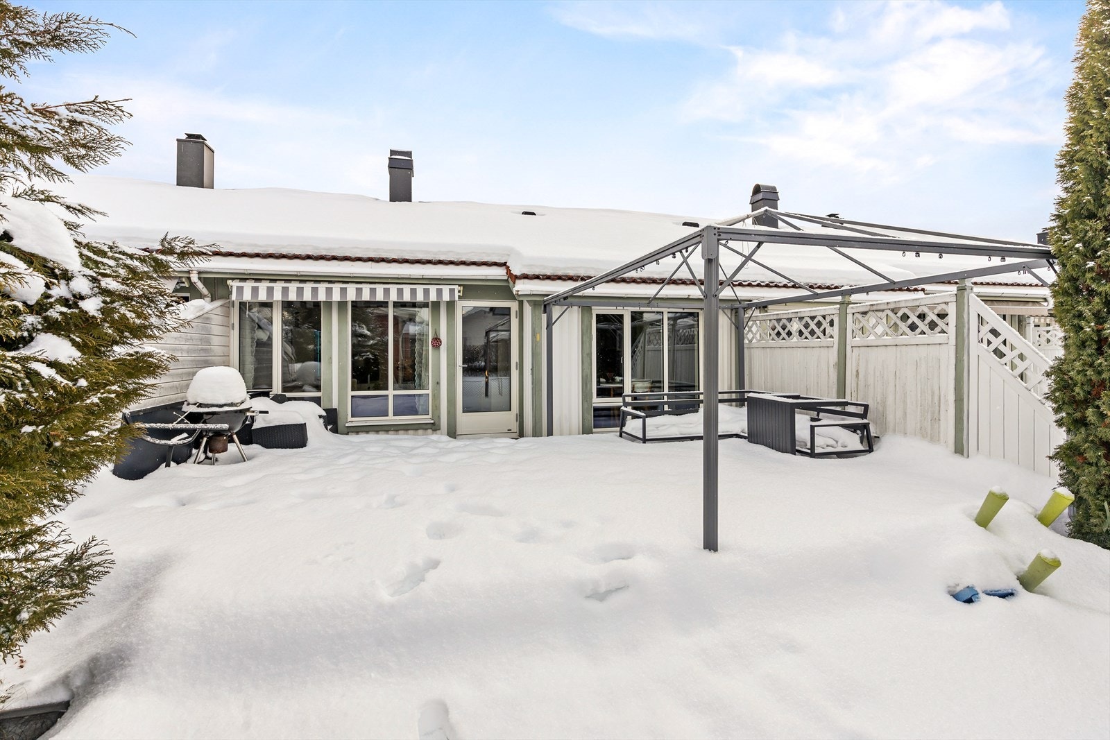 Velkommen Båtbyggerveien og en pent rekkehusleilighet over ett plan med store uteplasser og garajse. Galleribilde