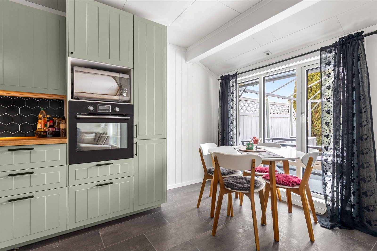 Et lyst og hyggelig rom med god plass til spiseplass. Galleribilde