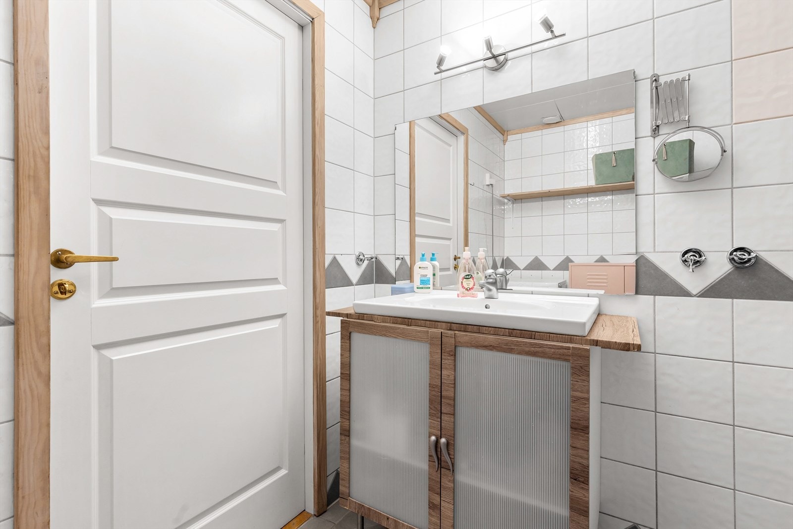 Badet har god plass til oppbevaring. Galleribilde