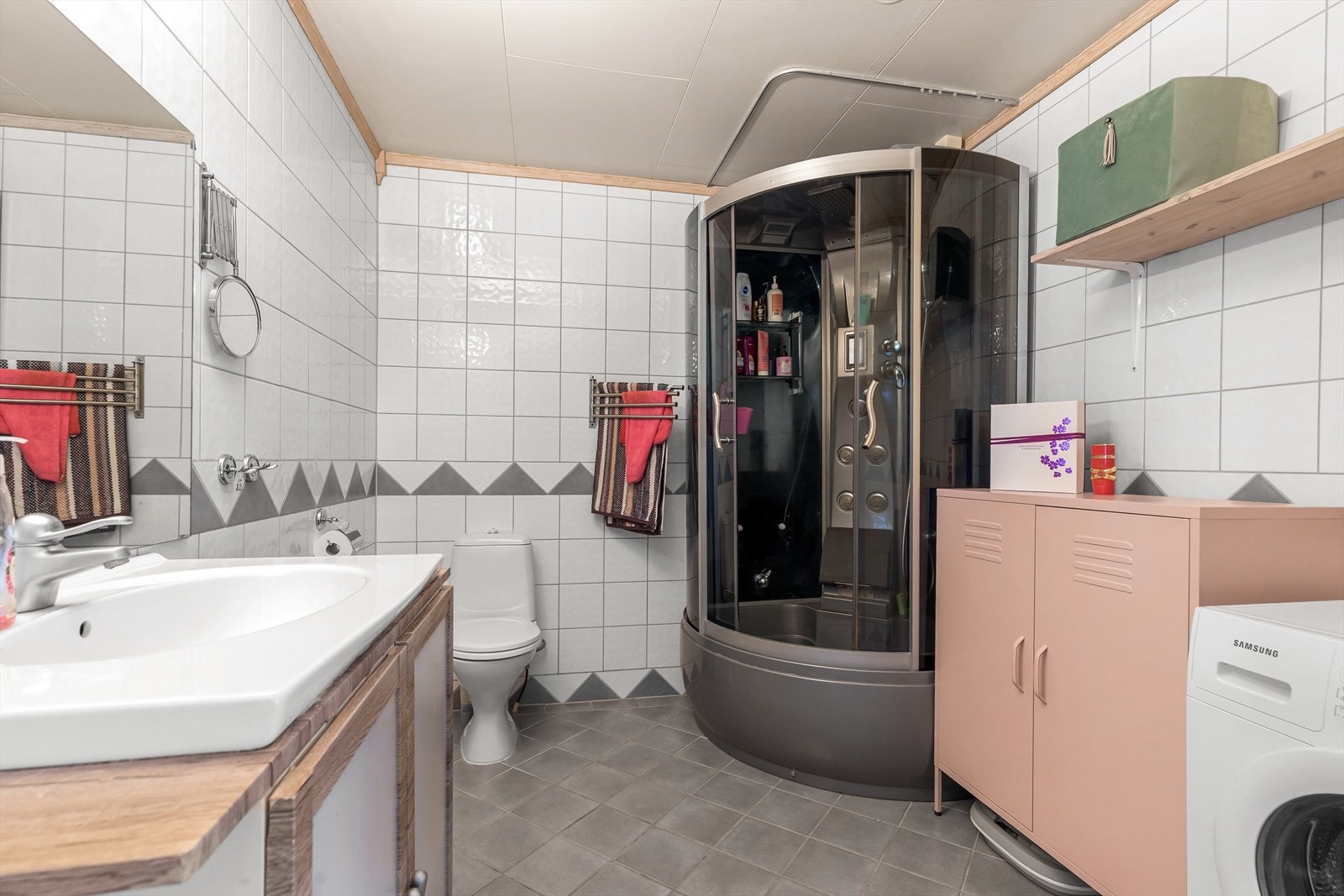 Romslig bad med flislagt gulv og vegger, og underliggende varmekabler. Galleribilde