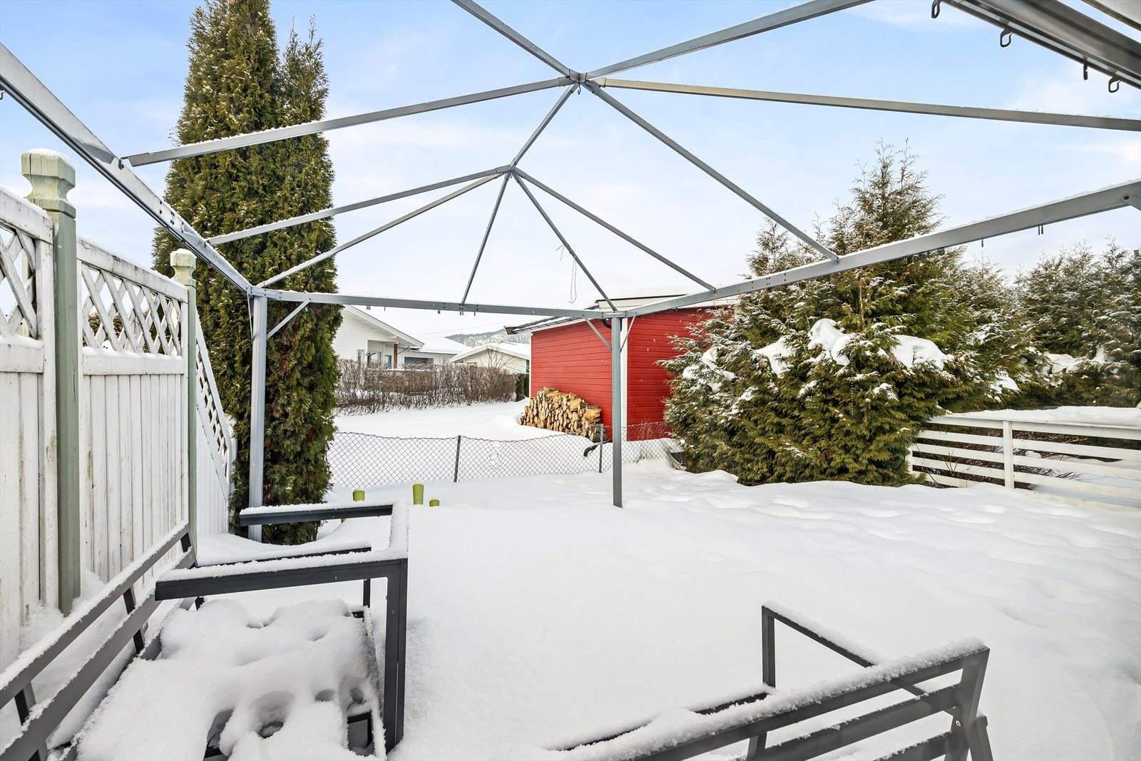 Terrassen er fint skjermet og måler ca. 35 kvm. Galleribilde