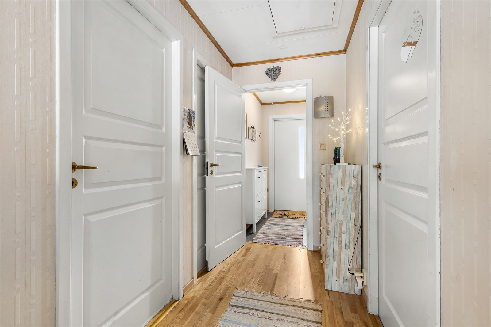 Entré og gang med plass til oppbevaring. Det er også adkomst til innvendig bod og kaldt loft via luke. Galleribilde