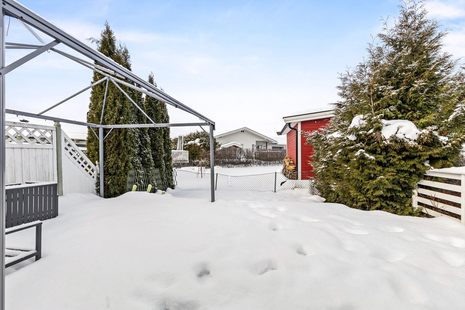 Her er det plass til både sofagruppe, spisebord og grill. Galleribilde