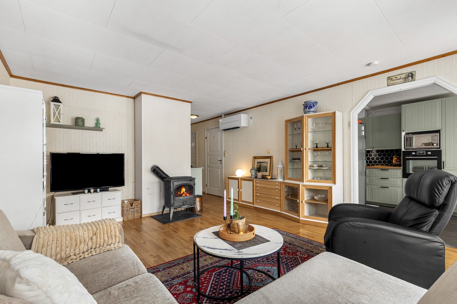 Stue med både peisovn og varmepumpe. Galleribilde