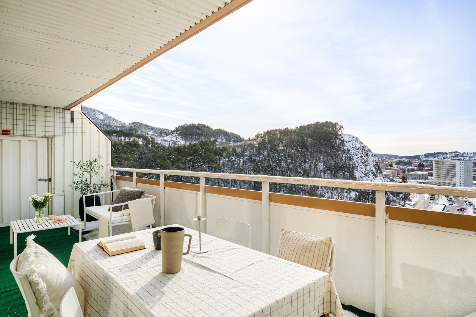 Balkongen måles til 17,4 kvm. og har god plass til å møblere med sittegruppe, grill og annet. Galleribilde