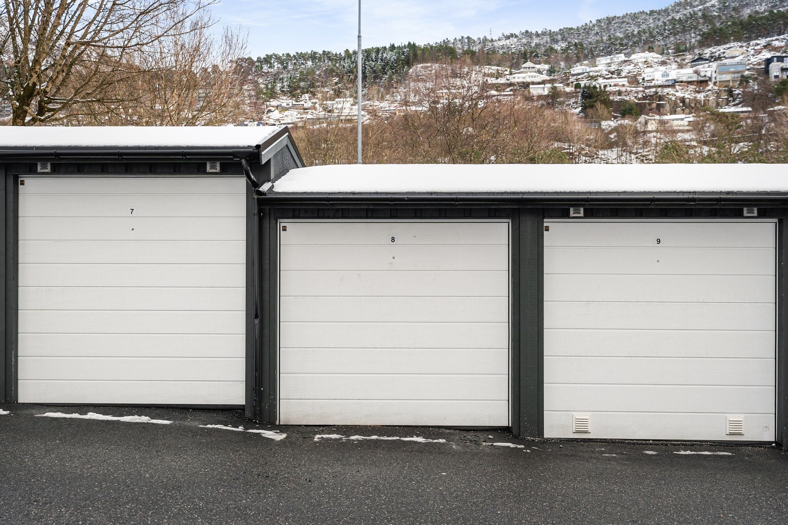Det medfølger også en garasjeplass for parkering, ellers har borettslaget også fri parkering mot oblat for beboere og gjester, samt lademuligheter. Galleribilde