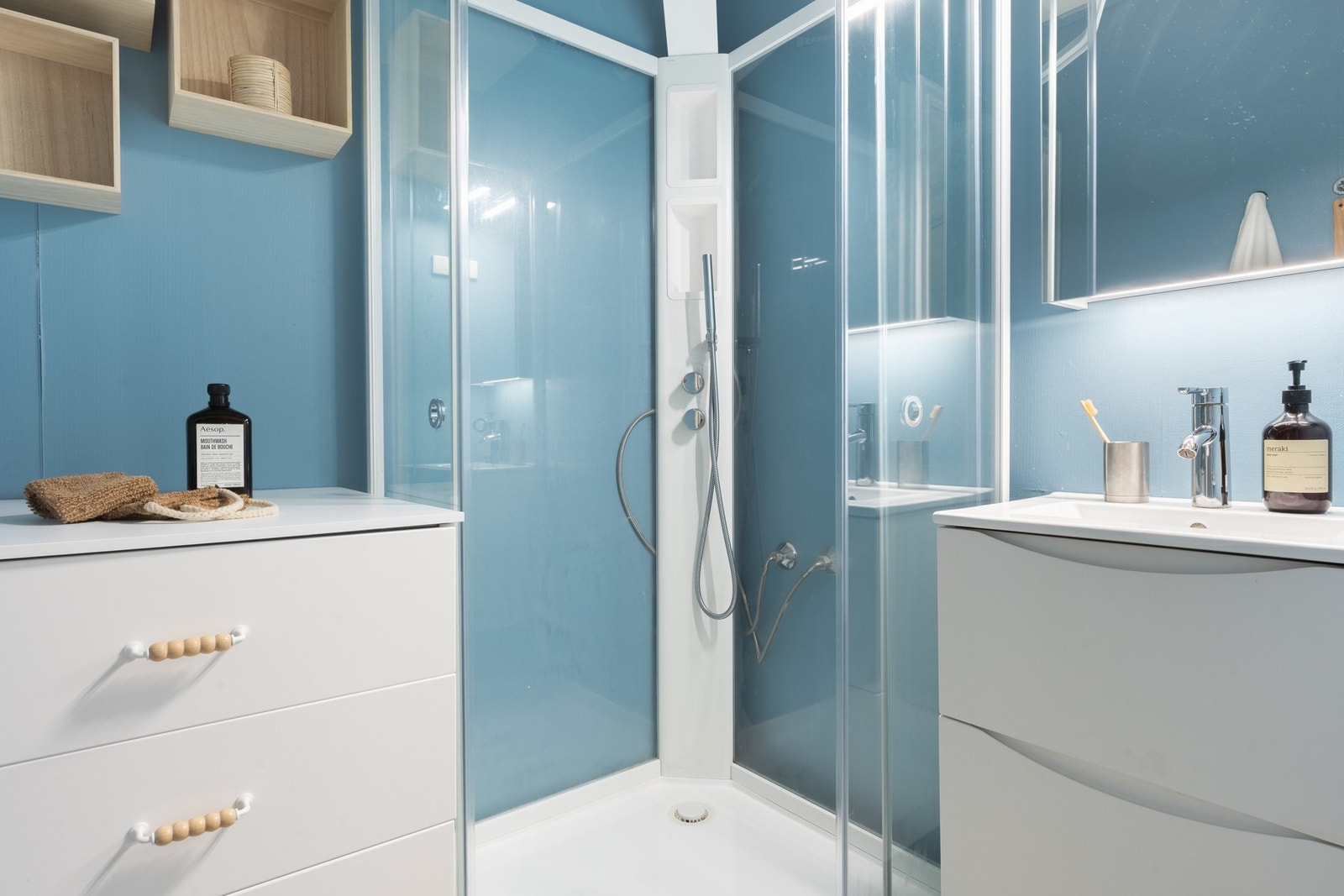 Badet måles til 2,5 kvm. og er belagt med vinyl på gulv med underliggende varmekabler, og slette malte vegger. Galleribilde